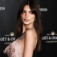 Emily Ratajkowski has her wedding ring despite divorce