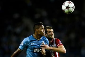 Alex Sandro del oporto pugna por el balón con Leo Baptistao del Atlético