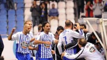 <b>UN EQUIPO UNIDO. </b>Lopo hizo el segundo y acto seguido, además de dedicárselo a sus padres, se fue al banquillo para fundirse en un abrazo con Lotina y sus compañeros.