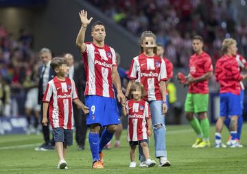 Luis Suárez con sus hijos durante la despedida del club rojiblanco.