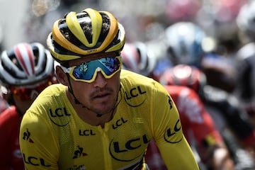 El belga Greg Van Avermaet, vistiendo el maillot amarillo de líder general.