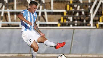 Futbol, Magallanes vs Coquimbo Unido
 Segunda fecha, campeonato Loto 2018
 El jugador de Magallanes Mark Gonzalez, izquierda derecha centro,  juega el bal&Atilde;&sup3;n contra Coquimbo Unido durante el partido de primera B en el estadio San Bernardo
 Santiago, Chile.
 11/02/2018
 Karin Pozo/Photosport
 