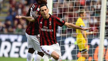 AC Milan&#039;s Croatian forward Nikola Kalinic celebrates after scoring during the Italian Serie A football match AC Milan vs Udinese at the San Siro stadium in Milan on September 17, 2017.  / AFP PHOTO / MIGUEL MEDINA