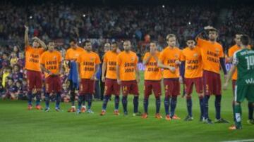 Los jugadores del Barcelona salen al terreno de juego con camisetas naranjas en apoyo a Johan Cruyff que ha sido diagnosticado de cancer de pulmón.
