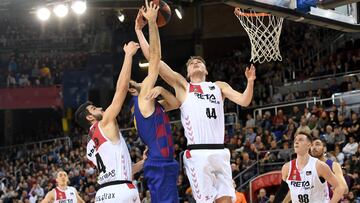 Ben Lammers captura el rebote ante Álex Abrines.