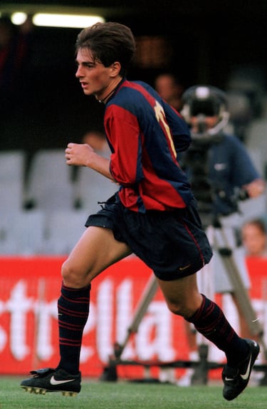 En 1997 ficha por el filial del Barcelona y esa misma temporada debuta con el primer equipo. No consigue muchos minutos en el primer equipo y en 2002 ficha por el Levante. 