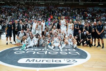 El equipo del Real Madrid posa con la Supercopa de España 2023.