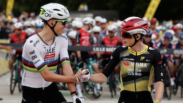 Tadej Pogacar y Jonas Vingegaard se saludan antes de arrancar una etapa el pasado mes de julio en el Tour de Francia.