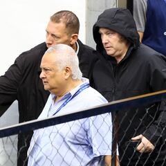 Milei vota encapuchado en las elecciones de Boca y se marcha entre insultos