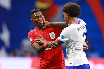 Richards y Miller pelean durante el partido USA-Panamá.