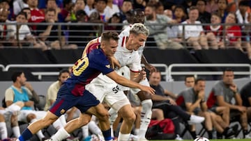 Marc Casadó pugna por un balón con Alexis Saelemaekers.