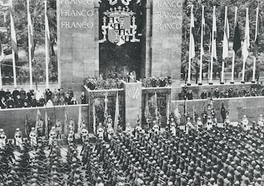 La Guerra Civil Española terminó el 1 de abril de 1939 con la victoria del bando franquista.
Francisco Franco proclamó el fin del conflicto y el inicio de una dictadura que duraría casi cuatro décadas.
Miles de republicanos huyeron al exilio, mientras otros fueron encarcelados o ejecutados.
España quedó devastada, con profundas heridas sociales, políticas y económicas.