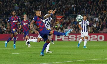 Vidal, a pase de Messi, marcó el 2-1.