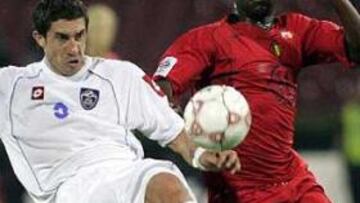 <b>SIN ACIERTO.</B> La selección serbia pagó su falta de acierto en el remate.