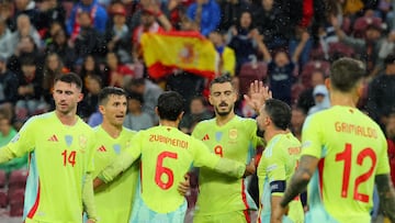 Soccer Football - Nations League - League A - Group 4 - Switzerland v Spain - Stade de Geneve, Geneva, Switzerland - September 8, 2024 Spain's Joselu with teammates celebrate after the match REUTERS/Denis Balibouse