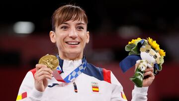 Sandra S&aacute;nchez posa con su oro en kata.