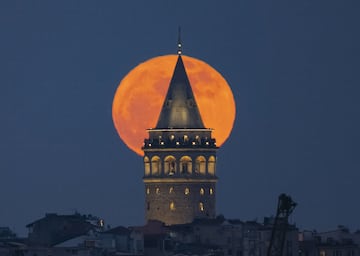 La luna llena se alza tras la Torre de G¨¢lata en Estambul, Turqu¨ªa.