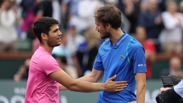 Carlos Alcaraz y Daniil Medvedev se saludan tras la final de Indian Wells.