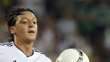 El jugador de la selección alemana Mesut özil controla el balón durante el partido de la Eurocopa 2012 correspondiente al Grupo B ante Portugal disputado en Lviv, Ucrania, el sábado 9 de junio de 2012.