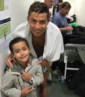 Cristiano, con el hijo de Arturo Vidal