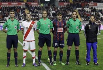 El árbitro Álvarez Izquierdo acompañado por sus asistentes Barranco Trejo y Méndez Mateo, el cuarto árbitro Hernández Maeso y los capitanes Trashorras y Daniel García.