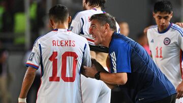 Chile's Argentine coach Eduardo Berizzo (R) talks with Chile's forward Alexis Sanchez during the 2026 FIFA World Cup South American