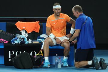 Rafa Nadal ha perdido en el Abierto de Australia contra el estadounidense McDonald tras sentir dolores en su cadera que no le han dejado continuar con normalidad.