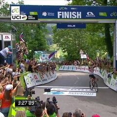 Exhibición de Pogacar pese al susto con sus compañeros