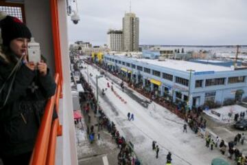 Acto ceremonial del comienzo de la carrera de trineos con perros que se celebró el pasado sábado en Anchorage, Alaska.