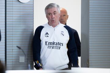 Ancelotti llega a la sala de prensa, esta mañana.