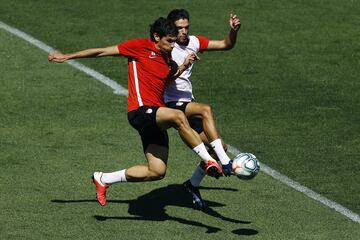 Jesús Vallejo disputa un balón con un compañero.