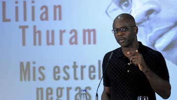 Lilian Thuram en una presentación de su libro.