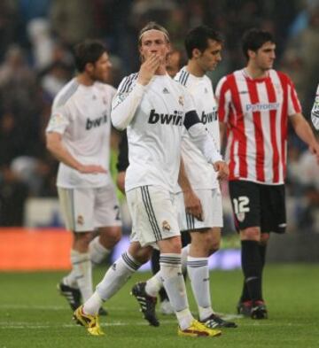 Guti lanzando besos al público agradeciendo el cariño que le dieron los años que vistió la camiseta blanca.