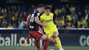 Villarreal's Spanish defender Ramon Terrats vies with Athletic Bilbao's Spanish defender Aitor Paredes (L) during the Spanish league football match between Villarreal CF and Athletic Club Bilbao at La Ceramica stadium in Vila-real on May 13, 2023. (Photo by Jose Jordan / AFP)