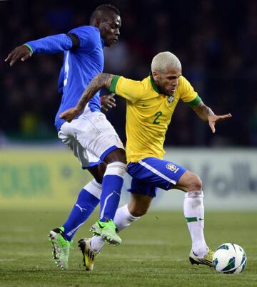 Mario Balotelli y Dani Alves en un amistoso Italia-Brasil en marzo de 2013.