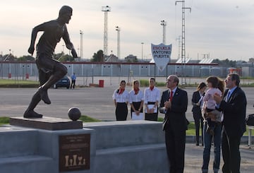 El futbolista sevillano, fallecido en 2007 a la edad de 23 años, tiene una estatua en su honor en la Ciudad Deportiva del Sevilla. En la imagen, la inauguración de la misma en 2010.