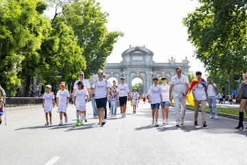 La Puerta de Alcalá como paso de numerosos aficionados del club blanco.