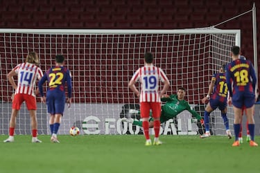 2-0. Raphina lanza desde los once metros y no falla, engaña a Musso que se vence al lado contrario.