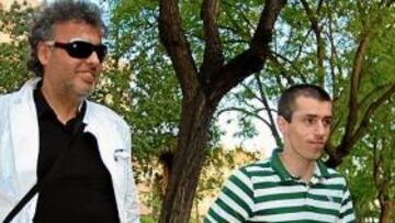 <b>SONRIENTES. </b>El agente Jaroslaw Kolakowski y el propio Sikora se mostraron encantados de que el menudo delantero juegue en Murcia.