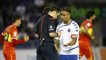 Suso Santana protesta una acción al árbitro en el último partido ante el Elche.