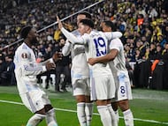 Aston Villa's� English defender #19 Jadon Sancho celebrates with teammates after scoring team's first goal during the UEFA Europa League 7 round day football match between Aston villa and Fenerbahce at the Chobani Stadium, Istanbul, on January 22, 2026. (Photo by Yasin AKGUL / AFP)