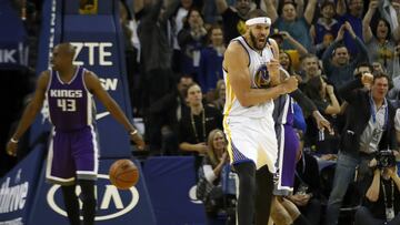 JGM01 OAKLAND (ESTADOS UNIDOS), 16/02/2017.- El jugador de los Golden State Warriors, JaVale McGee (d), celebra tras marcar ante los Sacramento Kings, durante el partido de la NBA que ambos equipos disputaron en el Oracle Arena de Oakland, California (Estados Unidos), el 15 de febrero de 2017. EFE/JOHN G. MABANGLO