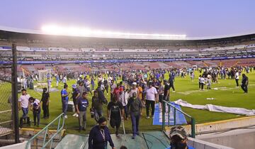 La novena jornada de la Liga MX tuvo que ser suspendida tras la batalla campal entre los hinchas del Atlas y de Querétaro. Según las autoridades hay 22 heridos, dos graves.