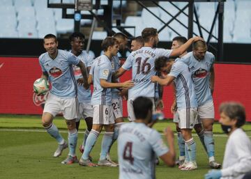 Los jugadores del Celta celebran el 1-1 de Smolov al Barcelona. 