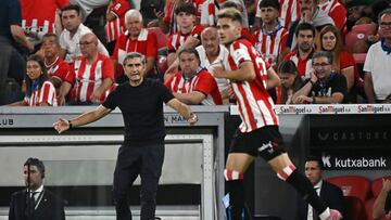 Athletic Bilbao's Spanish coach Ernesto Valverde (L) reacts during the Spanish league football match between Athletic Club Bilbao and Sevilla FC at San Mames Stadium in Bilbao on August 17, 2025. (Photo by ANDER GILLENEA / AFP)