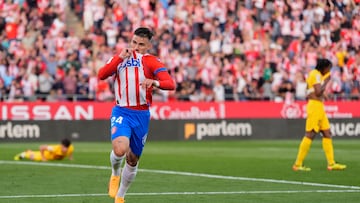 Girona, 04/05/2024. El delantero del Girona, Portu, celebra el segundo gol de su equipo durante el encuentro correspondiente a la jornada 34 de Primera División que Girona y FC Barcelona disputan hoy sábado en el estadio municipal de Montilivi, en la localidad gerundense. EFE/Siu Wu.
