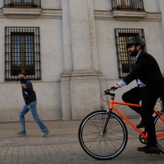 Boric revela los motivos por los que utiliza la bicicleta