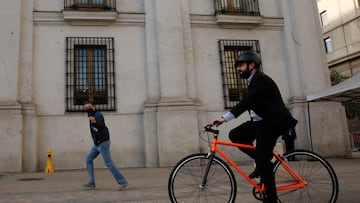 Boric revela los motivos por los que utiliza la bicicleta