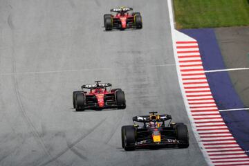 Max Verstappen adelanta fácil a Charles Leclerc en la curva 3 y regresa al liderato de la carrera. Leclerc, con la batalla, ha perdido seis décimas con Carlos Sainz.