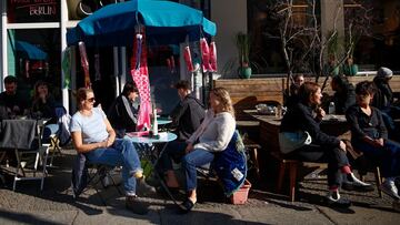 BERLIN, GERMANY - MARCH 20: People sit outside at a cafe on March 20, 2022 in Berlin, Germany. Germany&#039;s federal and state governments have agreed to continue relaxing Covid-related measures and restrictions despite record high rates of infections. B